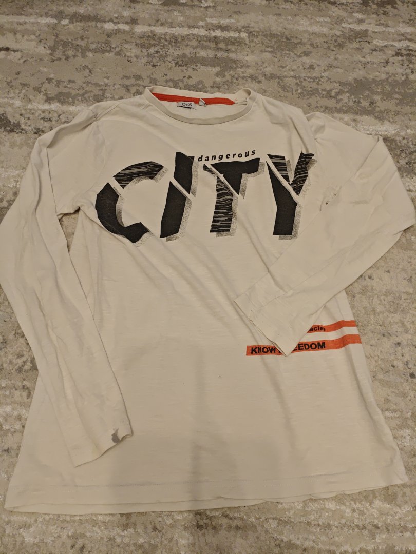 Vând tricou alb