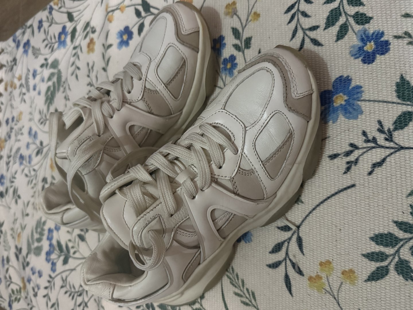 Vând adidasi Massimo Dutti